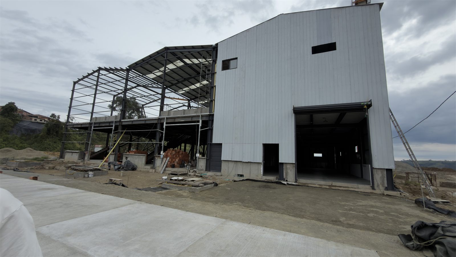 Fachada de la primera bodega en construcción