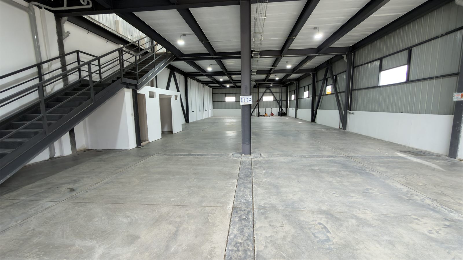 Interior con estructura metálica y mezzanine