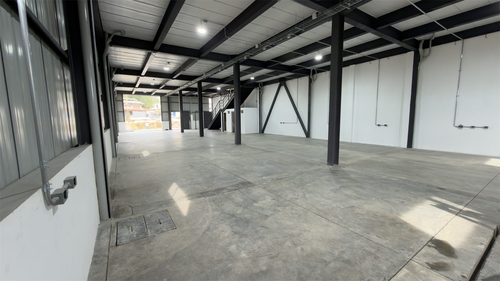 Interior de bodega con piso industrial