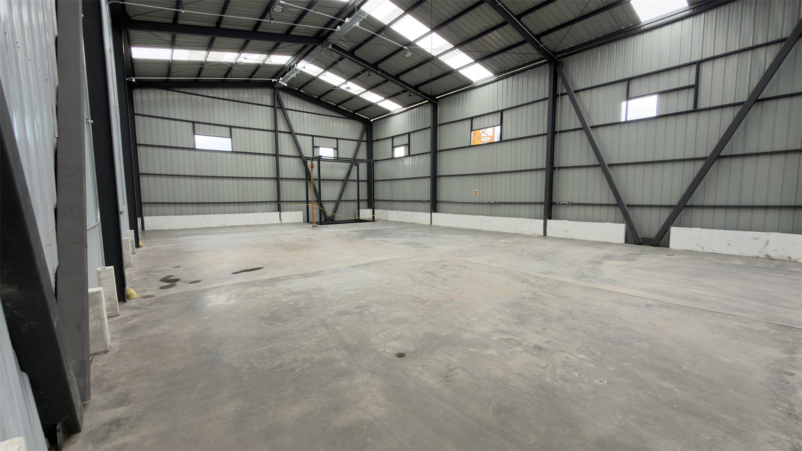Interior de bodega con claraboyas