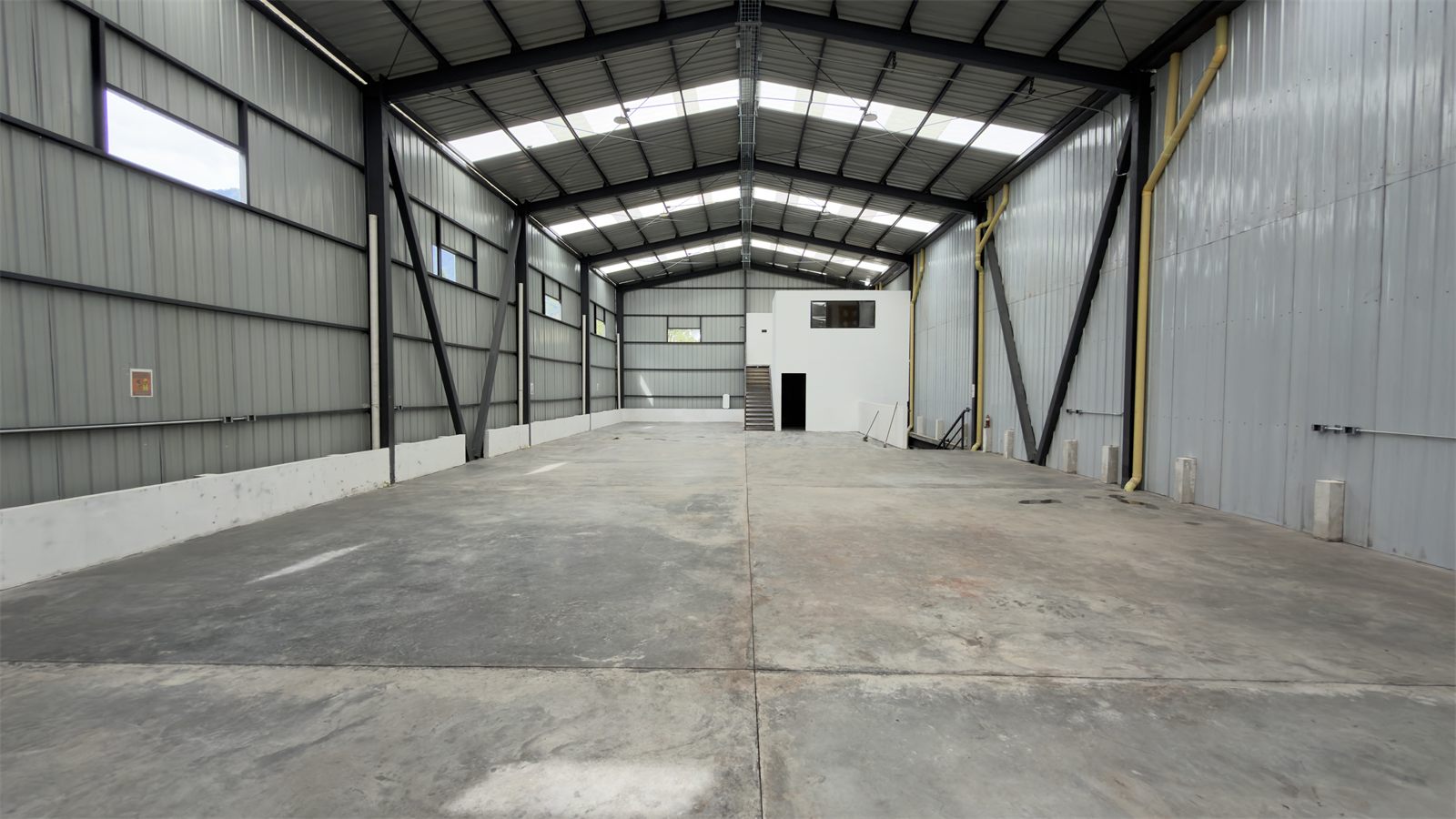 Nave industrial con doble altura