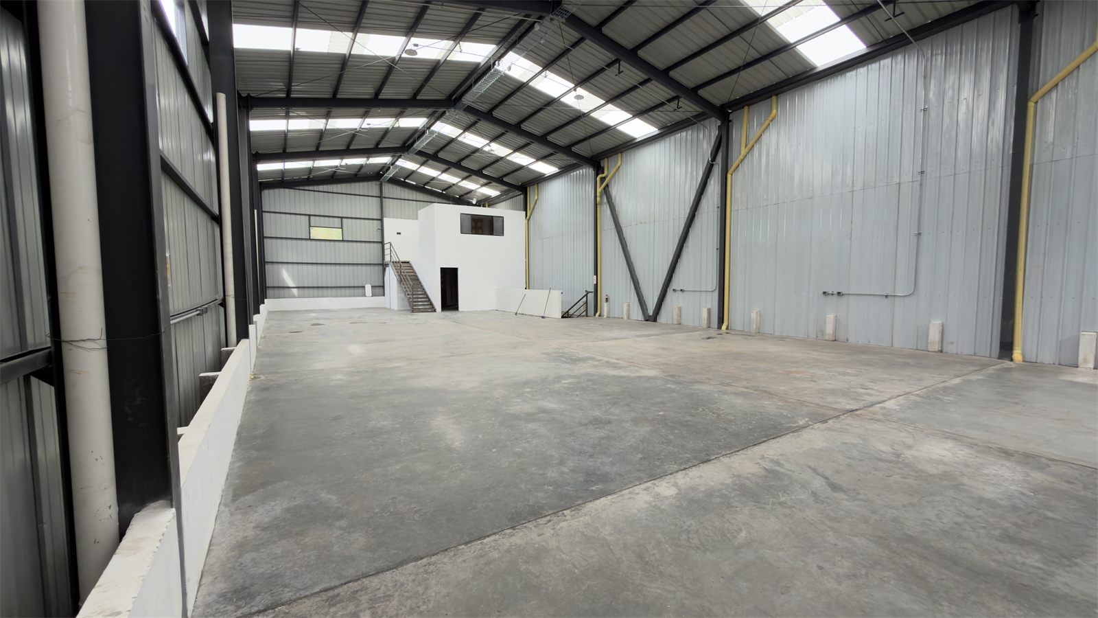 Bodega con mezzanine y escalera metálica